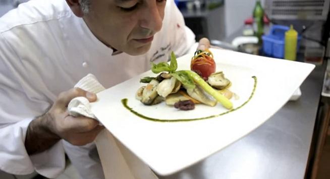 Reteta lui Chef Joseph Hadad: Lup de mare servit cu sos mediteranean si migdale crocante