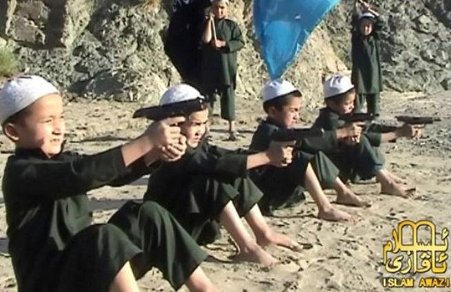 VIDEO: Copii de nici cinci ani, pregătiţi de talibanii pakistanezi să devină kamikaze