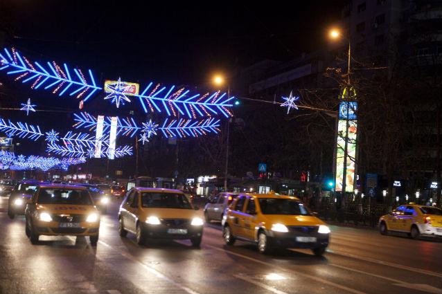 Ornamentele de Sărbători vor fi aprinse pe 5 decembrie în Capitală: &quot;Măcar oraşul să-i facă să mai zâmbească pe bucureşteni&quot;