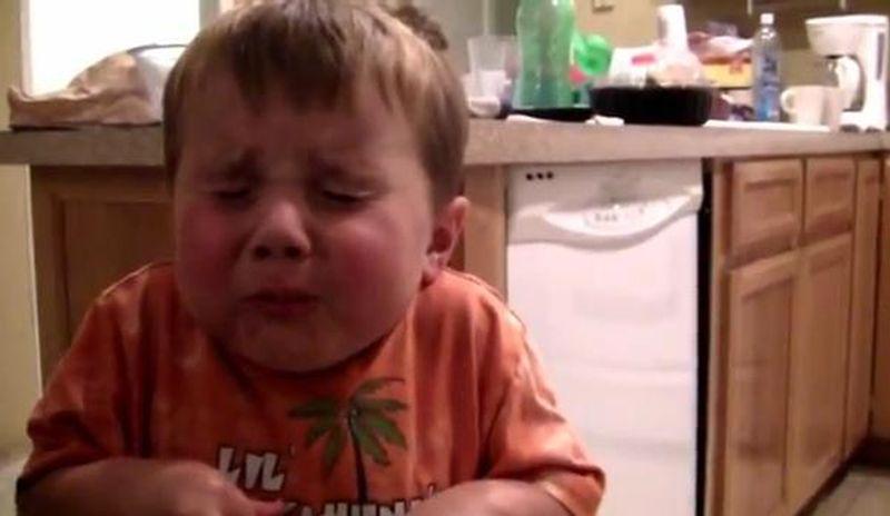 VIDEO AMUZANT: Reacţia unui băieţel care gustă, pentru prima dată, o bomboană foare amară 