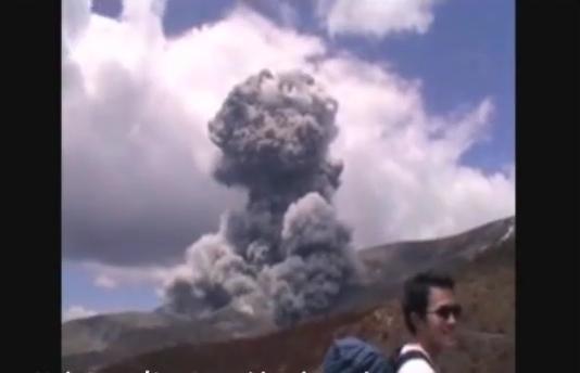 Imagini SPECTACULOASE: Erupţia vulcanului Tongariro, filmată de un grup de elevi (VIDEO)