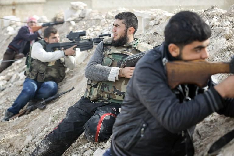 Rebelii au preluat controlul asupra unui oraş strategic din estul Siriei 