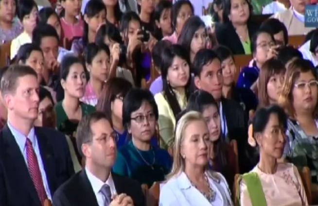VIDEO: Hillary Clinton aproape a adormit în timpul discursului istoric pe care Barack Obama l-a susţinut în Myanmar