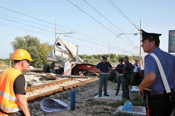 Accident feroviar grav în Italia. Coliziune violentă între un tren şi o maşină care transporta muncitori români