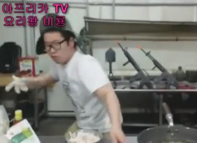 RÂZI CU LACRIMI: Un coreean descoperă, în direct, la TV, că uleiul nu face casă bună cu apa (VIDEO)