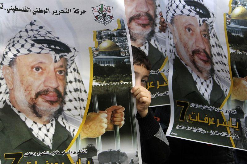 Corpul neînsufleţit al lui Yasser Arafat a fost exhumat. Experţii vor stabili dacă fostul lider palestinian a fost otrăvit (VIDEO)