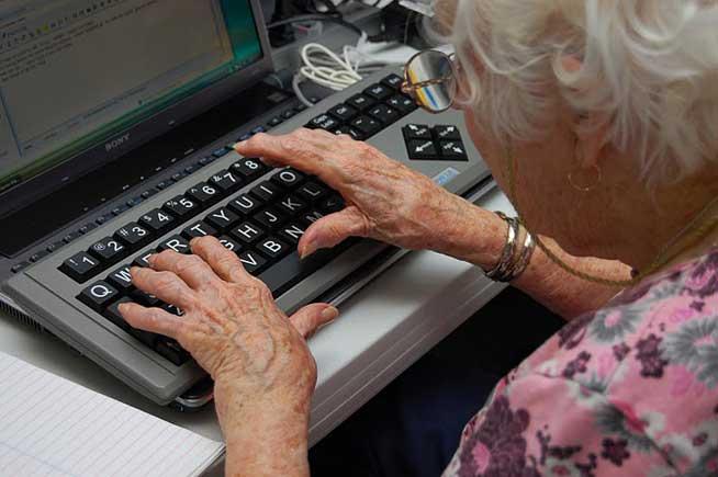 Pensionarii din sectorul 6 al Capitalei au cursuri gratuite de folosire a computerului
