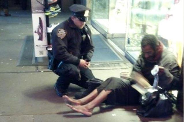 O fotografie pe Facebook a transformat peste noapte un polițist într-un erou