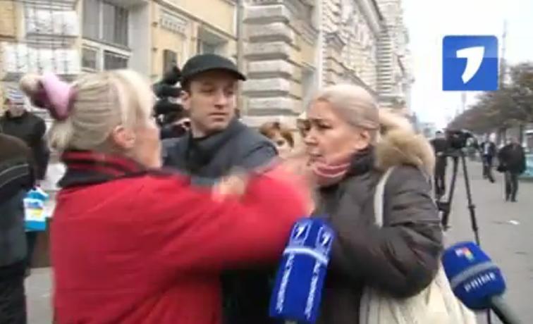 Protest cu bătaie în faţa Primăriei Chişinău: Lidera pensionarilor loveşte o bătrână în plină figură (VIDEO)