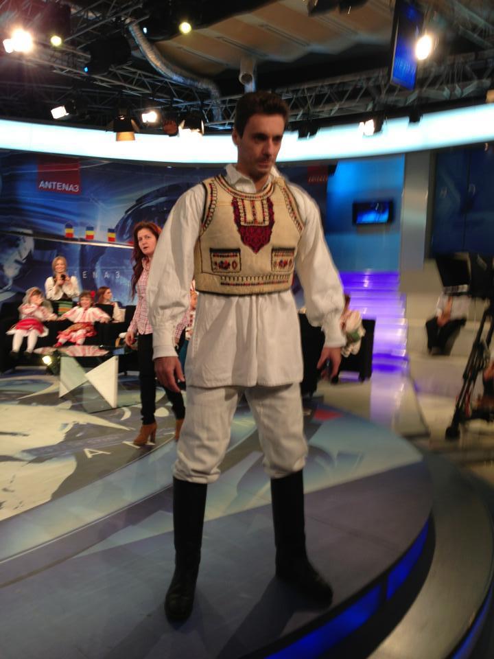 Vedetele Antena 3 în straie populare (GALERIE FOTO) 18436282