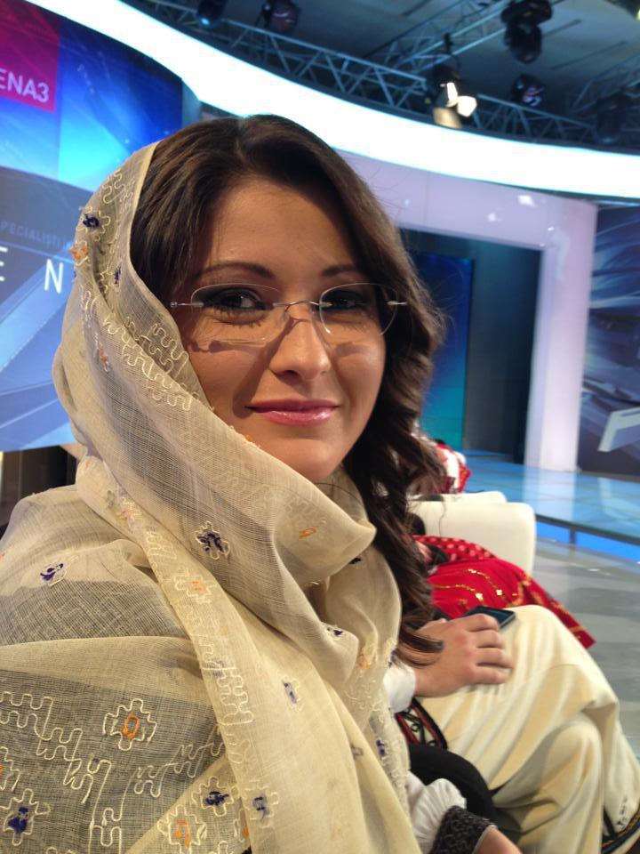 Vedetele Antena 3 în straie populare (GALERIE FOTO) 18436283