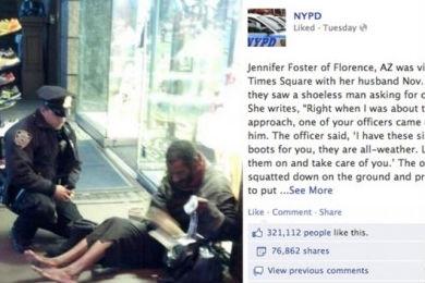 Bunul samaritean poartă uniformă de poliţist. Vezi gestul impresionant făcut de un om al legii din New York 