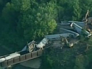 Mai multe vagoane care transportau clorură de vinil s-au răsturnat în râul Delaware, după prăbuşirea unui pod 