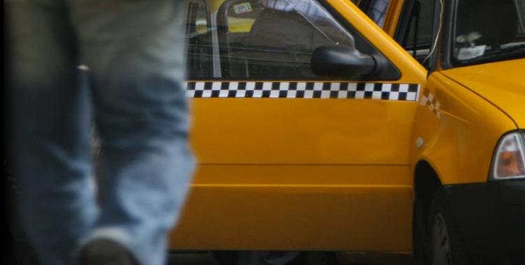 Un taximetrist din București și-a bătut clientul în fața unei secții de poliție