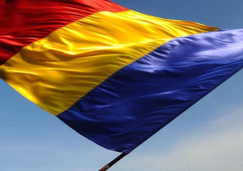 Drapelul României, arborat de trei jandarmi montani şi un salvamontist pe vârful Parângul Mare, de Ziua Naţională