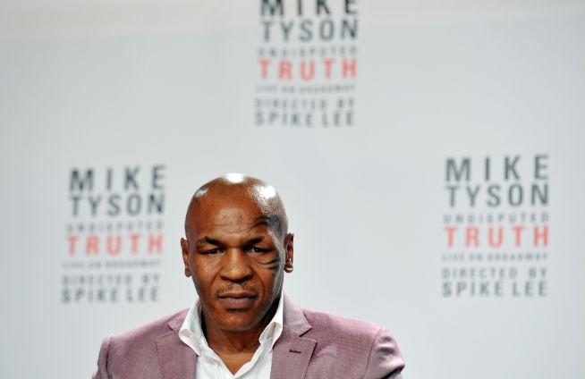 Mike Tyson a fost &quot;nebun de furie&quot; după ce l-a prins pe Brad Pitt în pat cu soţia sa