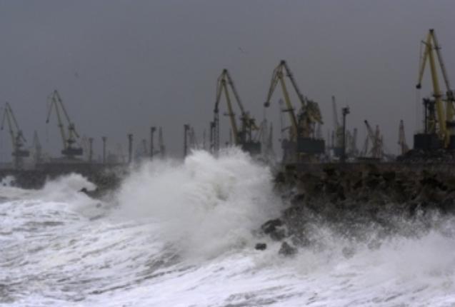Portul Constanţa, închis din cauza vântului puternic 
