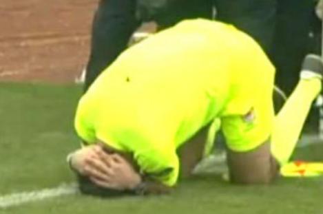Tragedie pe terenul de fotbal: Un arbitru a fost lovit de jucători până a murit! (VIDEO)