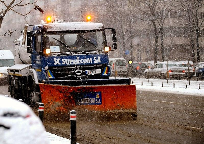 CNADNR: 842 de tone de materiale antiderapante, împrăştiate pe drumurile naţionale cu zăpadă