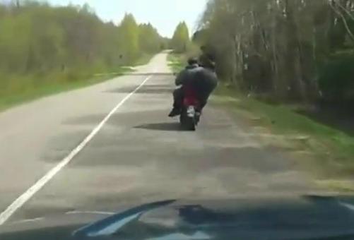 Doi beţivi pe scuter, bombă cu ceas pe şosea (VIDEO)