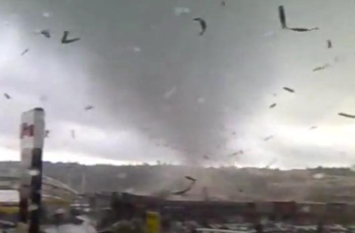 Cinci minute de DEVASTARE totală: Vezi imagini din timpul TORNADEI care a lovit un oraş din Noua Zeeladă (VIDEO)