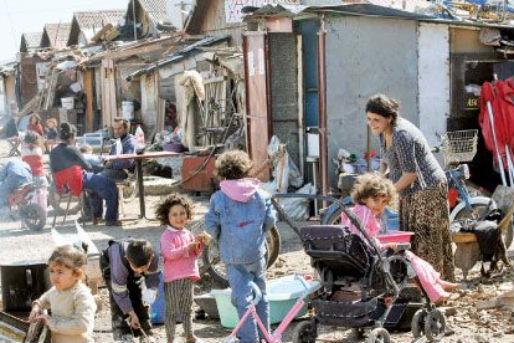 Franţa renunţă la stimulentele acordate romilor care acceptă repatrierea
