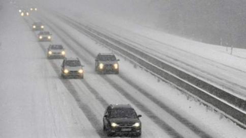 Infotrafic: 21 de drumuri naţionale acoperite de zăpadă, trafic rutier îngreunat în 11 judeţe