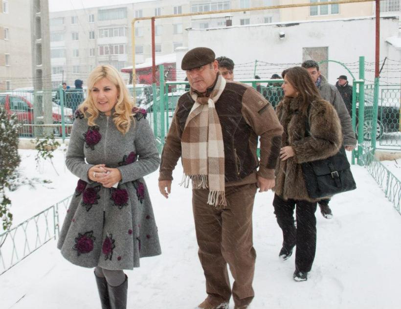 Cum s-au îmbrăcat Elena Udrea şi Dorin Cocoş la alegeri. Comentarii savuroase pe Facebook 18437350