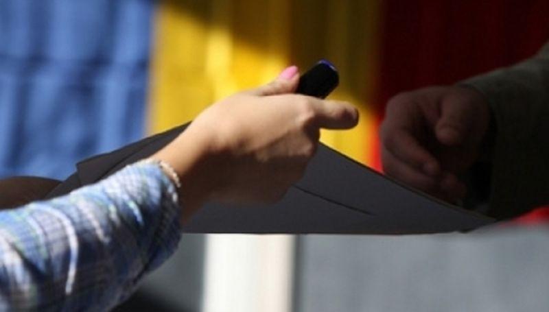 Românii din Republica Moldova stau la cozi ca să voteze. Oamenii vor un viitor mai bun pentru România şi unirea celor două state