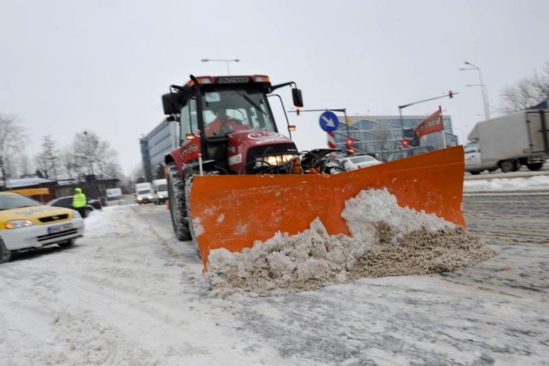 Circulaţie îngreunată pe zeci de drumuri naţionale şi judeţene, din cauza ninsorii. Vezi LISTA COMPLETĂ a drumurilor blocate