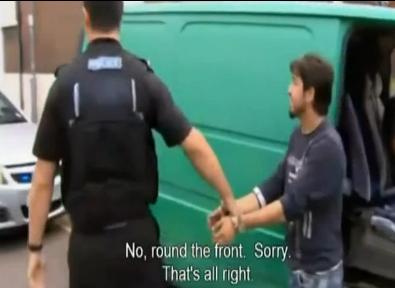 DIALOG în &quot;romgleză&quot; între hoţ şi poliţist. Cum se apară un ţigan ROMÂN prins la furat în Anglia VIDEO