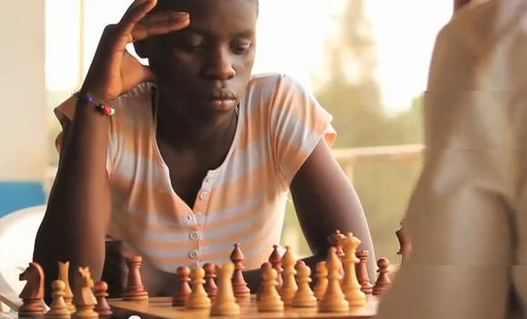  S-a apucat de șah pentru un bol de terci și acum, la 16 ani, e campioana Africii! (VIDEO)