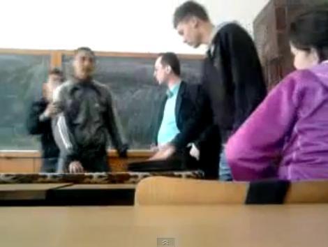 Şcoala românească, elev către profesor: &quot;Bă, dacă-mi dai doi, să moară mama, te omor&quot; (VIDEO)