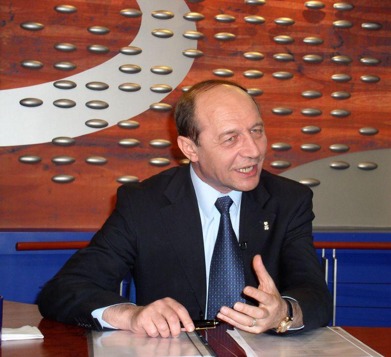 DEBUT DE PARTIDĂ. Traian Băsescu, faţă cu blocada