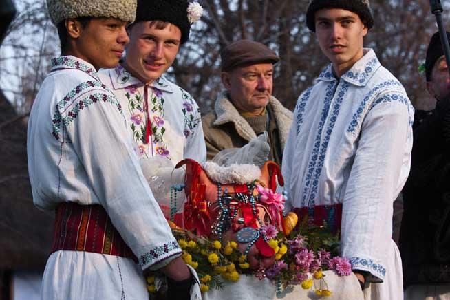 Festivalul de datini şi obiceiuri de iarnă – Florile Dalbe