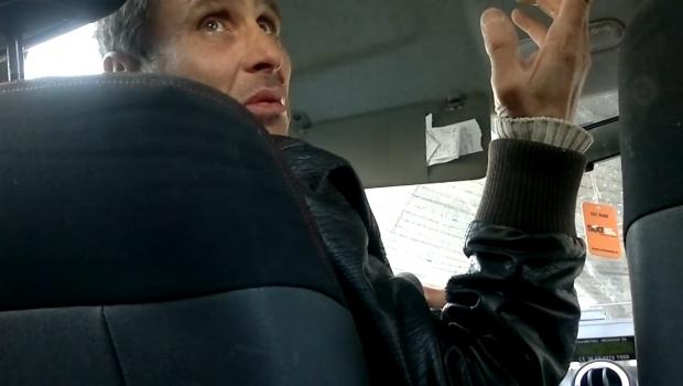 Camera ascunsă: Cum îşi ia ţeapă un taximetrist, de la un român care se dă străin VIDEO