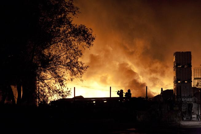 Incendiu puternic la un complex comercial din Braşov