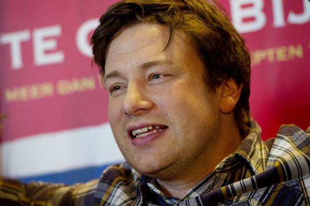 Reţetele lui Jamie Oliver sunt mai nesănătoase ca mâncarea semipreparată, arată un studiu