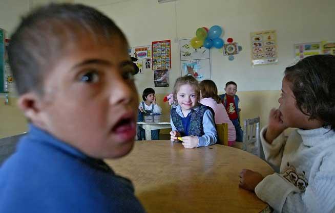 VIDEO Copil cu sindrom Down, terorizat de învăţătoare într-o şcoală din România. Era lovit şi ţinut cu leucoplast la gură