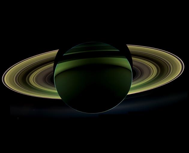 Imagine SPECTACULOASĂ din spaţiu: Planeta Saturn, surprinsă de sonda Cassini aflată pe partea întunecată a planetei (VIDEO)