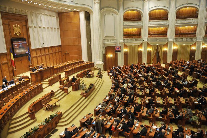 Senatul şi Camera Deputaţilor s-au reunit pentru prima oară în noua legislatură. 11 deputaţi riscă să nu poată depune jurământul