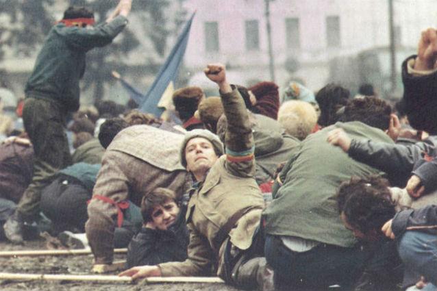 Huffington Post: &quot;A fost revolutia din 1989 un fals?&quot; Romania, condusa de &quot;o clica de escroci fosti comunisti&quot; 