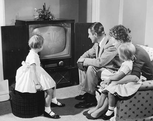 Cum s-a schimbat Crăciunul la televizor în ultimii 60 de ani. Ce programe urmăreau bunicii noştri şi la ce ne uităm noi