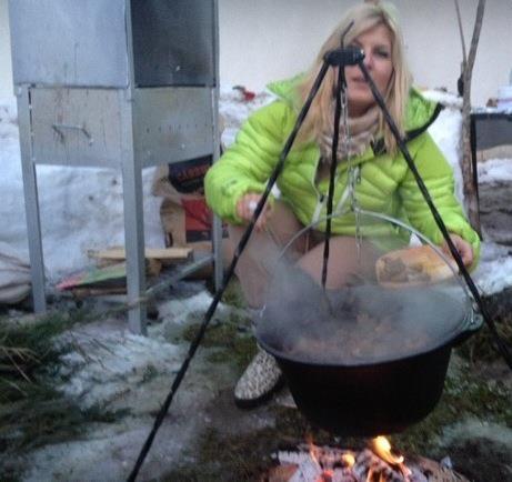 IREAL: Elena Udrea, la ceaun, pregătind pomana porcului (GALERIE FOTO)