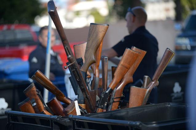 Peste 1.000 de arme, date la schimb pe bonuri de masă în Los Angeles