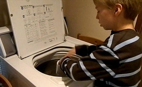 (VIDEO) Copiii fac lucruri trăsnite. Ce se poate întâmpla daca laşi copilul să se joace cu maşina de spălat rufe