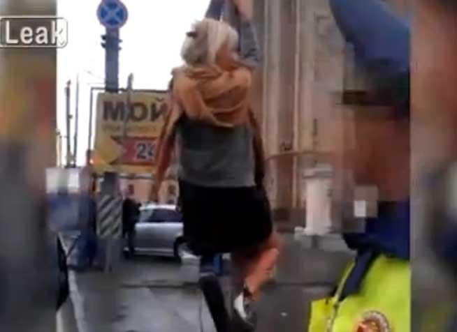 Dans lasciv la indicator rutier, pentru polițiști! (VIDEO)