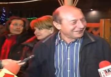 (VIDEO) Traian Băsescu, la ieșire din restaurant: &quot;Ce face presa ostilă? Ce vreţi?&quot;