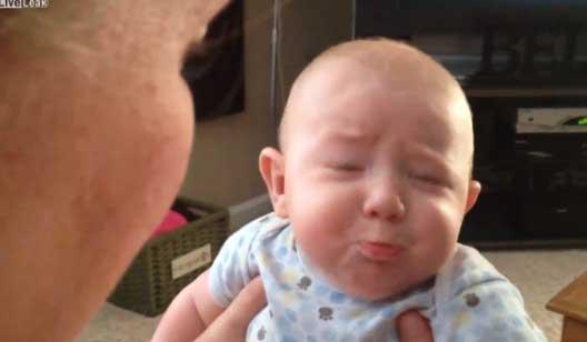 Un bebeluș adorabil căruia nu-i plac miorlăiturile (VIDEO)