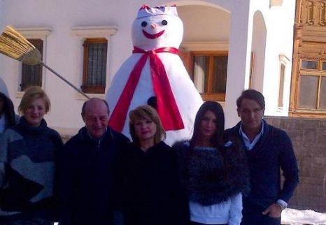 EBa a publicat pe Twitter primele fotografii din 2013 cu familia şi ... omul de zăpadă 